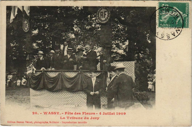 Carte postale ancienne Wassy - Fete des Fleurs - La Tribune du Jury à Wassy