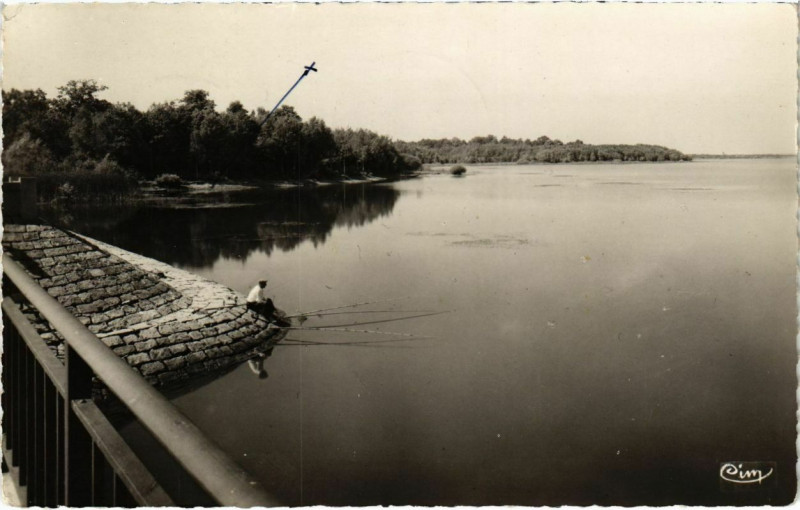 Carte postale ancienne Eclaron - Vue générale du Lac