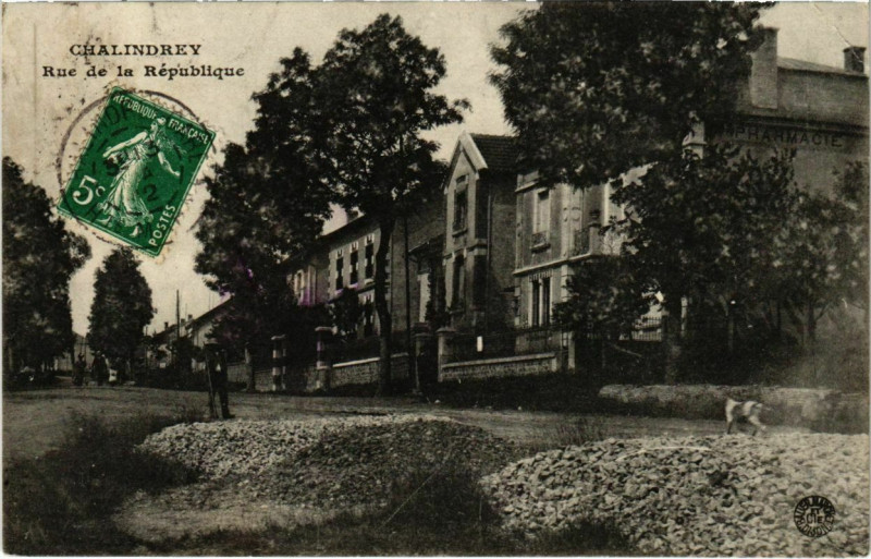 Carte postale ancienne Chalindrey - Rue de la Republique à Chalindrey