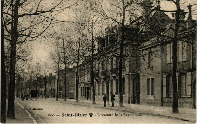 Carte postale ancienne Saint-Dizier - L'Avenue de la Republique à Saint-Dizier