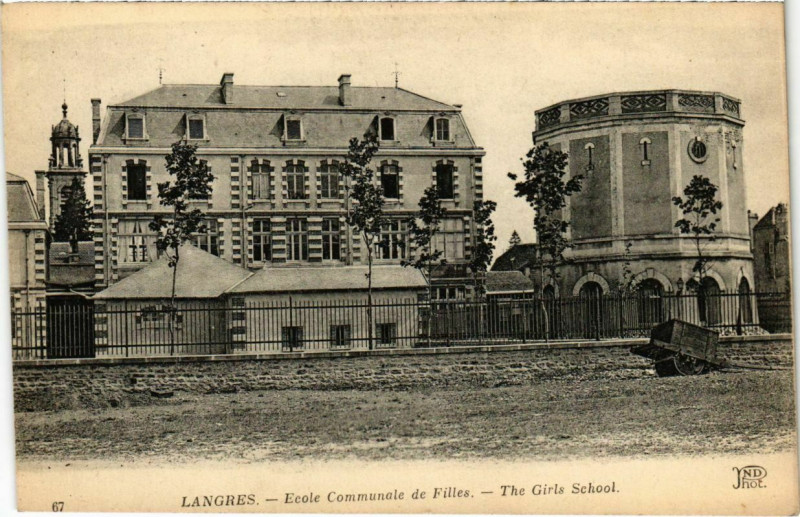 Carte postale ancienne Langres - Ecole Comunale de filles à Langres