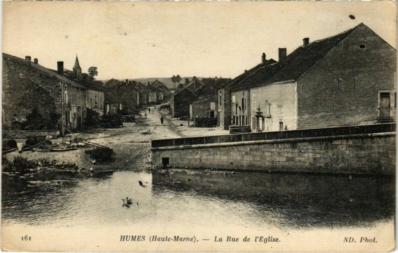 Carte postale ancienne Humes - La Rue de l'Eglise