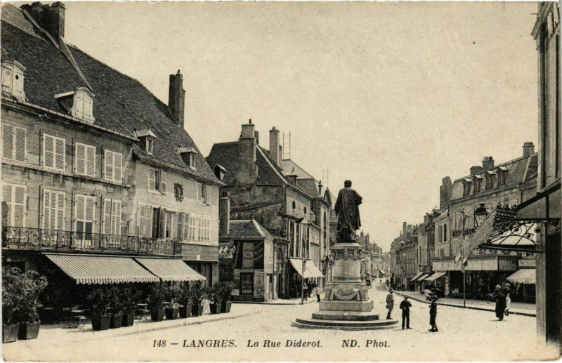 Carte postale ancienne Langres - La rue Diderot à Langres