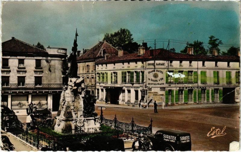 Carte postale ancienne Saint-Dizier - La Place d'Armes et-le-Grand Hotel à Saint-Dizier