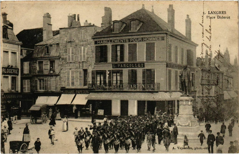Carte postale ancienne Langres - Place Diderot à Langres