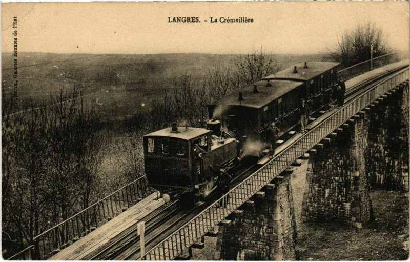 Carte postale ancienne Langres - La Cremaillere Train à Langres