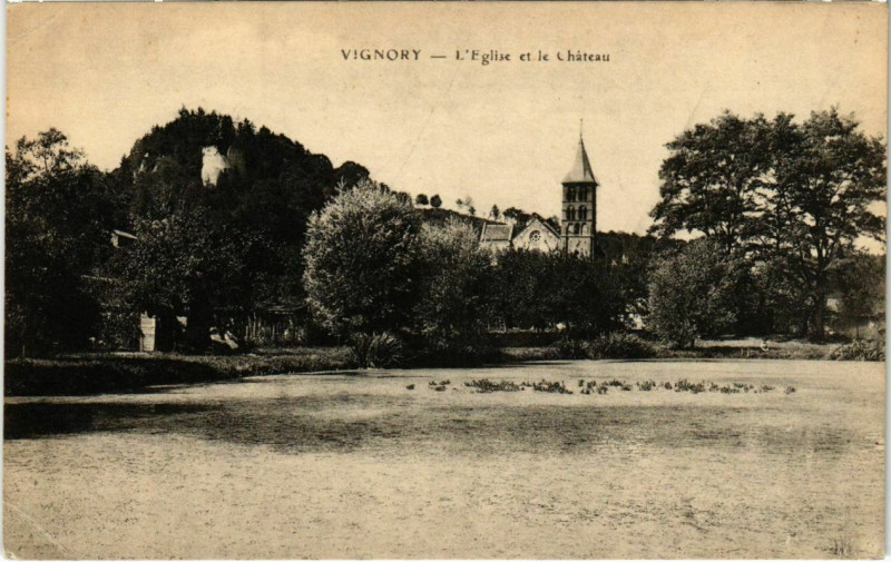 Carte postale ancienne Vignory - L'Eglise et le Chateau à Vignory