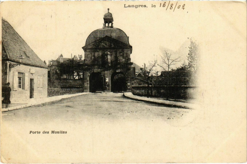 Carte postale ancienne Langres - Porte des Moulins à Langres