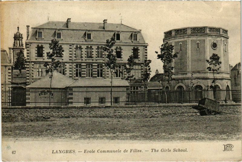 Carte postale ancienne Langres - Ecole Communale de Filles à Langres