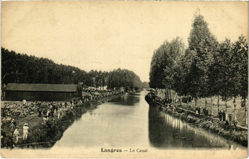 Carte postale ancienne Langres - Le canal à Langres