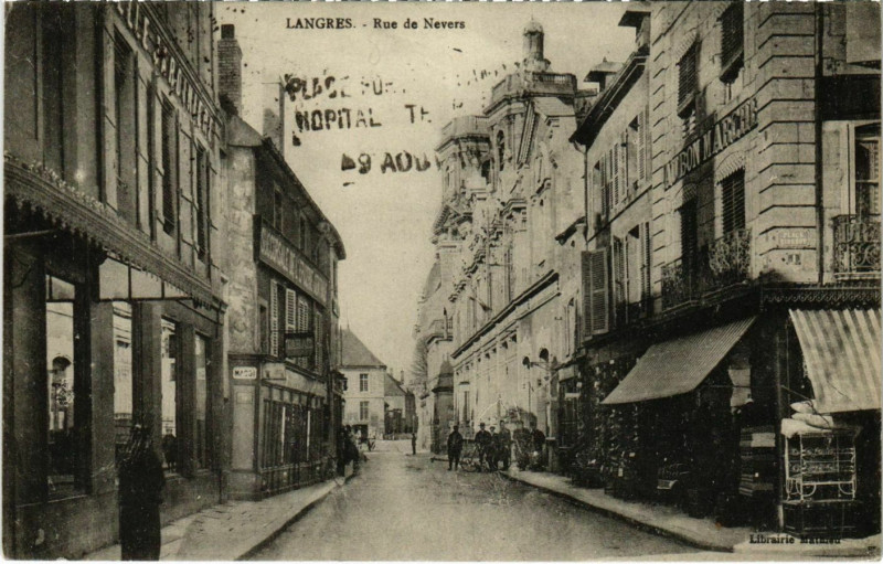 Carte postale ancienne Langres - Rue de Nevers à Langres