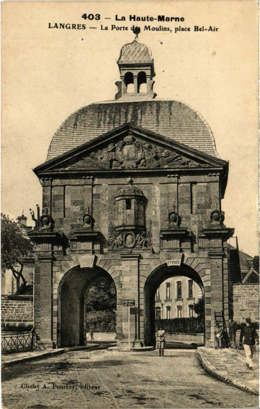 Carte postale ancienne Langres - La Porte des Moulins à Langres