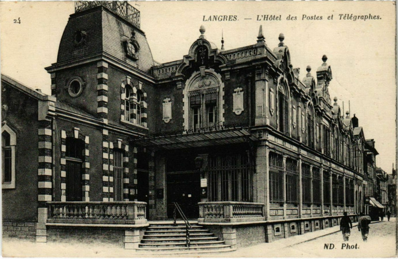 Carte postale ancienne Langres - L'Hotel des Postes à Langres