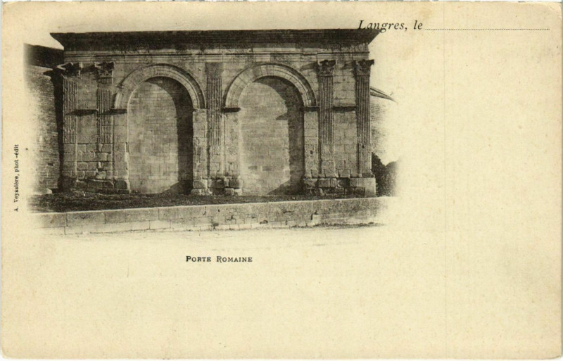 Carte postale ancienne Langres - Porte Romaine à Langres
