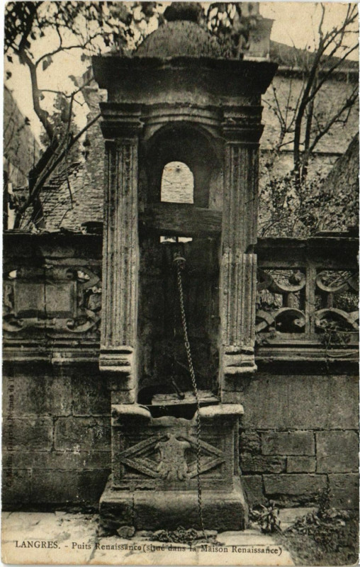 Carte postale ancienne Langres - Puits Renaissance à Langres
