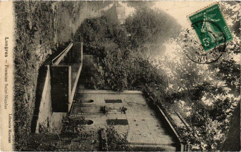 Carte postale ancienne Langres - Fontaine Saint-Nicolas à Langres