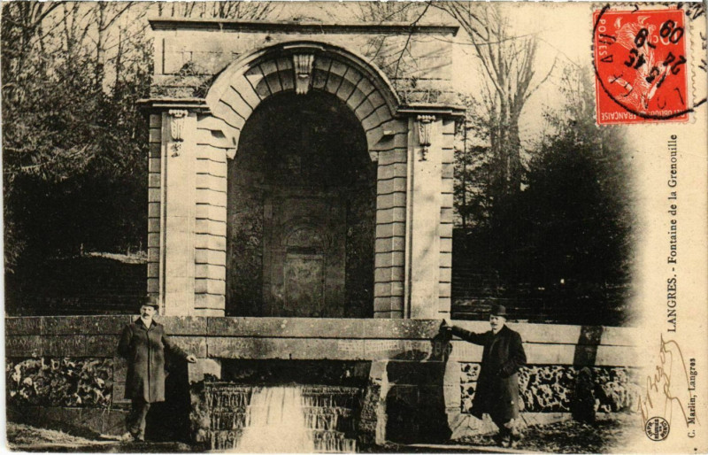Carte postale ancienne Langres - Fontaine de la Grenouille à Langres
