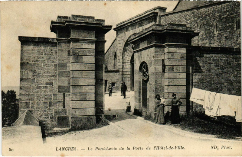 Carte postale ancienne Langres - Le Pont Levis de la Porte à Langres