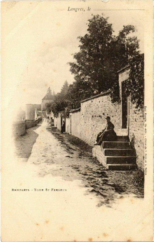 Carte postale ancienne Langres - Remparts à Langres