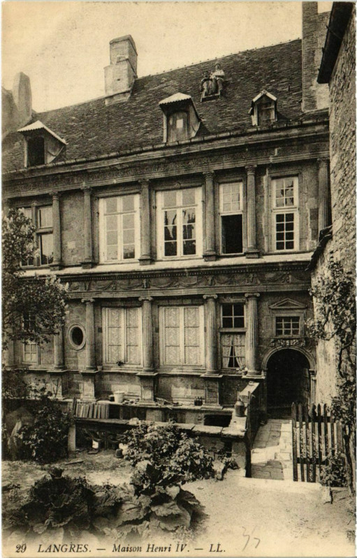 Carte postale ancienne Langres - Maison Henri à Langres