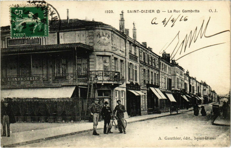 Carte postale ancienne Saint-Dizier - La Rue Gambetta à Saint-Dizier