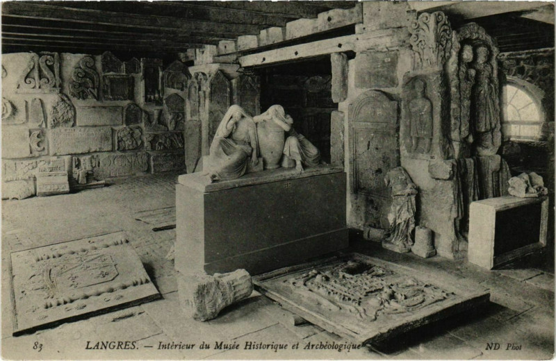 Carte postale ancienne Langres - Interieur du Musée Historique à Langres