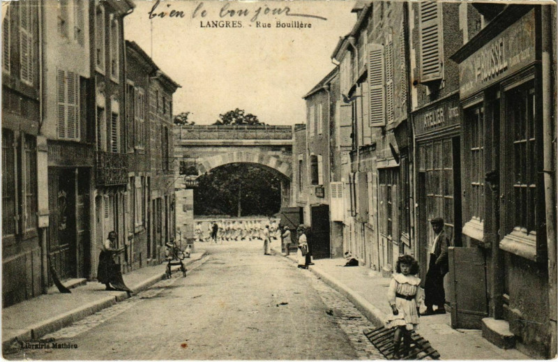 Carte postale ancienne Langres - Rue Bouillere à Langres
