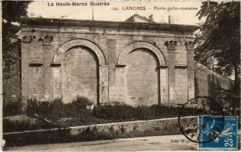 Carte postale ancienne Langres - Porte gallo-romaine à Langres