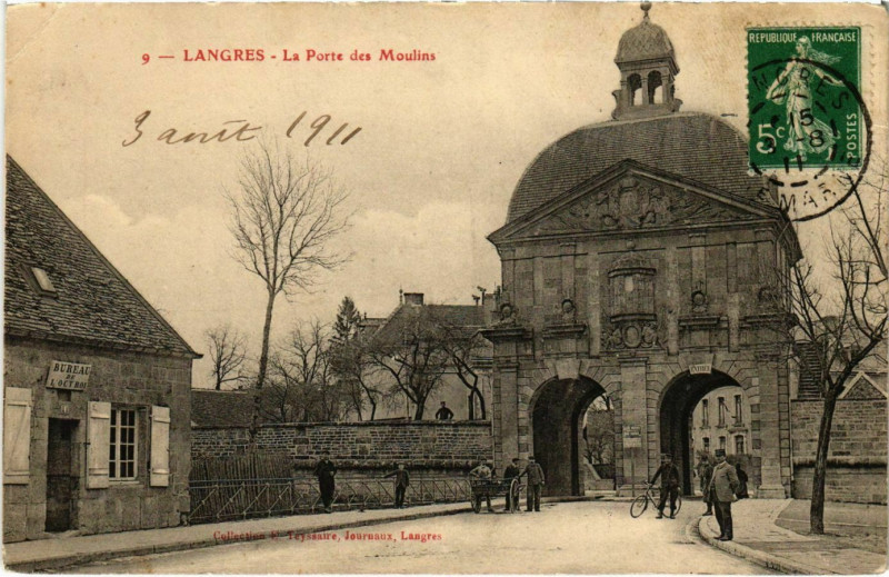 Carte postale ancienne Langres - La Porte des Moulins à Langres