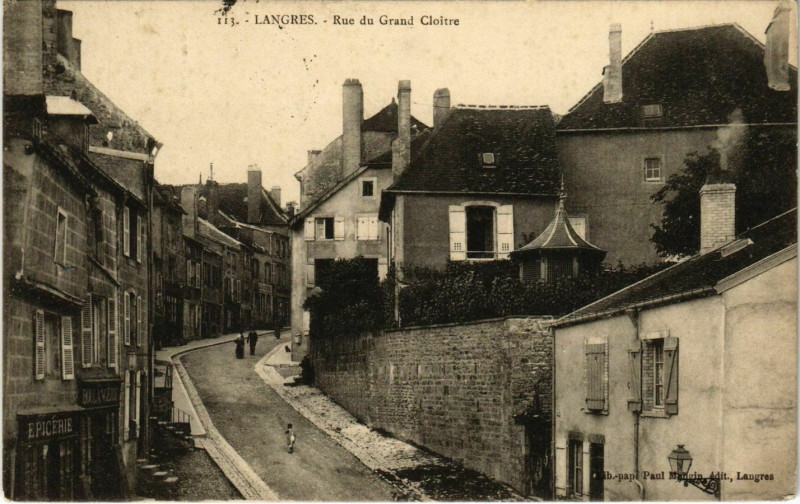 Carte postale ancienne Langres - Rue du Grand Cloitre à Langres