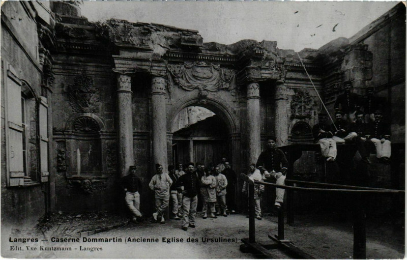 Carte postale ancienne Langres - Caserne DomMARTIN à Langres
