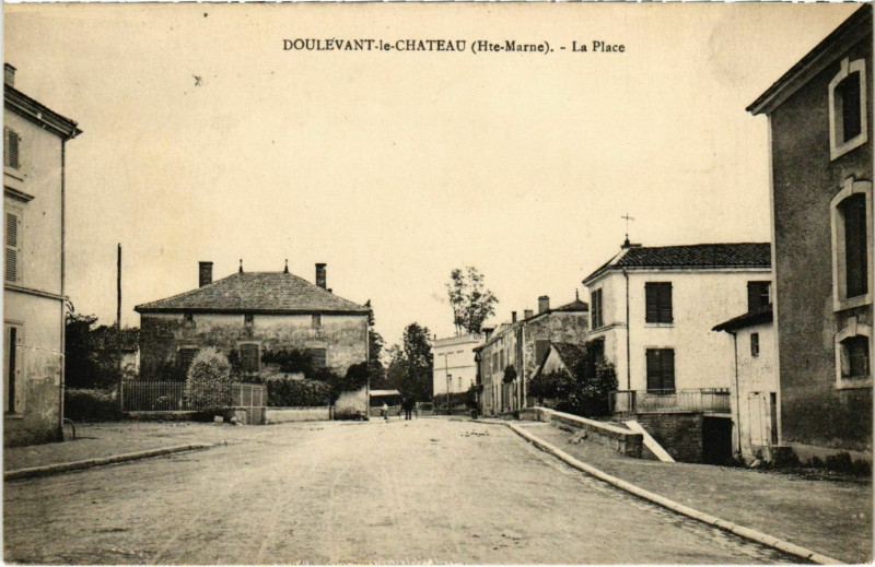 Carte postale ancienne Doulevant le Chateau - La Place à Doulevant-le-Château