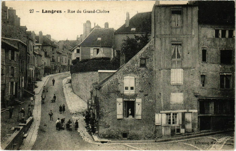 Carte postale ancienne Langres - Rue du Grand Cloitre à Langres