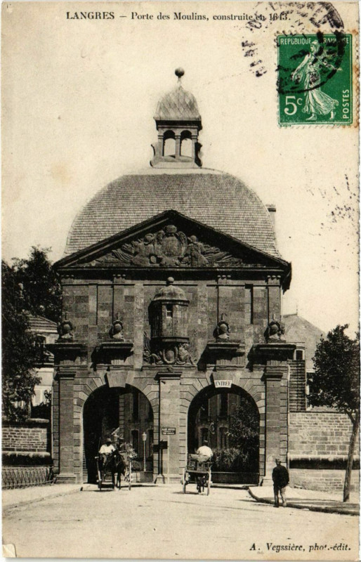 Carte postale ancienne Langres - Porte des Moulins à Langres