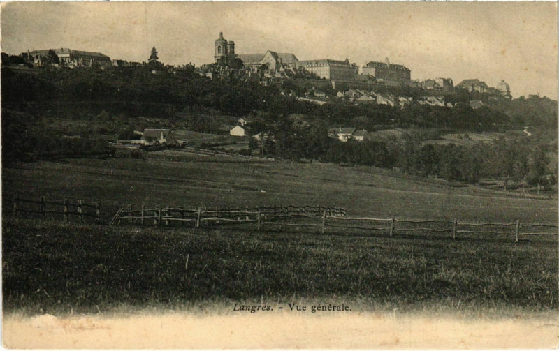 Carte postale ancienne Langres - Vue générale à Langres