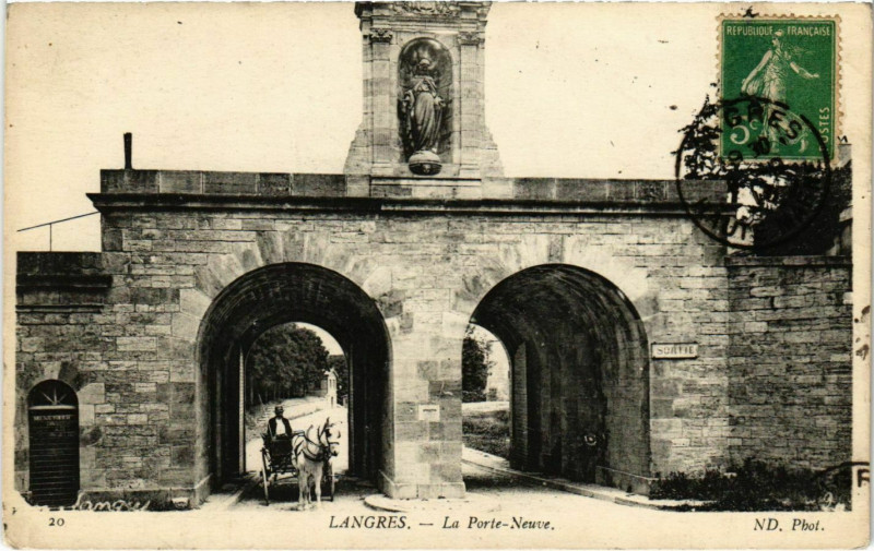 Carte postale ancienne Langres - La Porte Neuve à Langres
