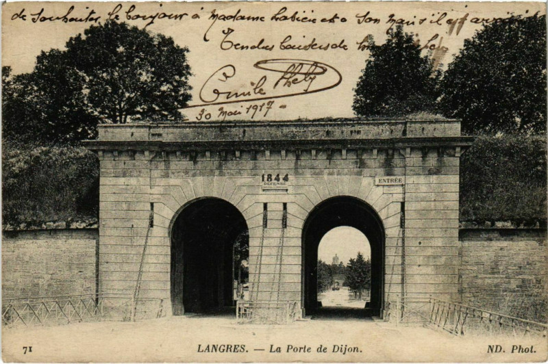 Carte postale ancienne Langres - La Porte de Dijon à Langres