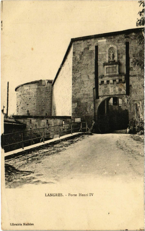 Carte postale ancienne Langres - Porte Henri à Langres