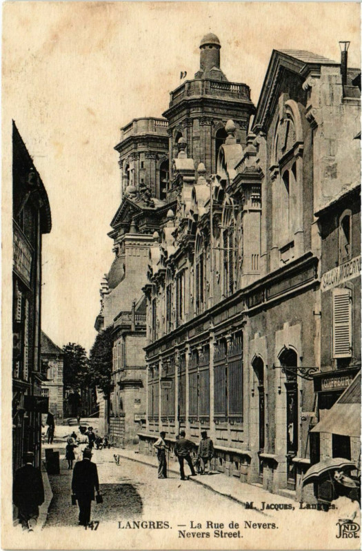 Carte postale ancienne Langres - La rue de Nevers à Langres