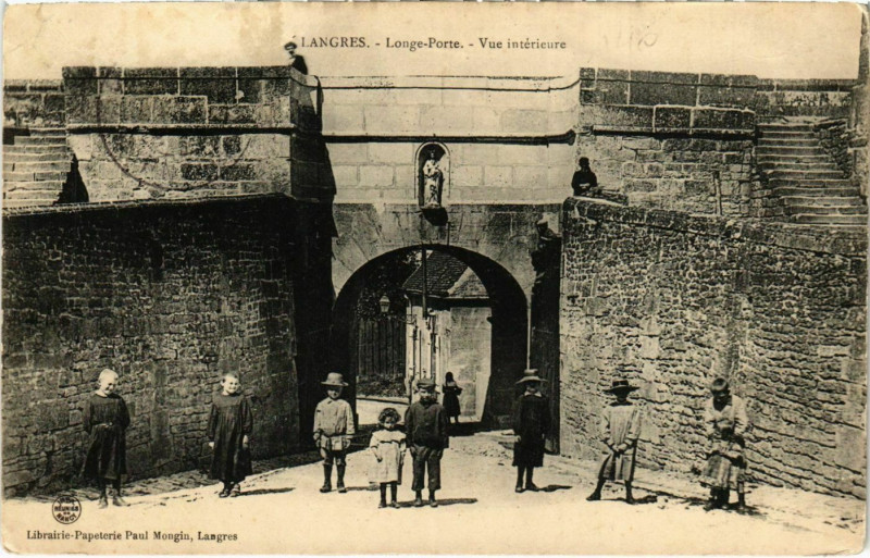 Carte postale ancienne Langres - Longe Porte à Langres