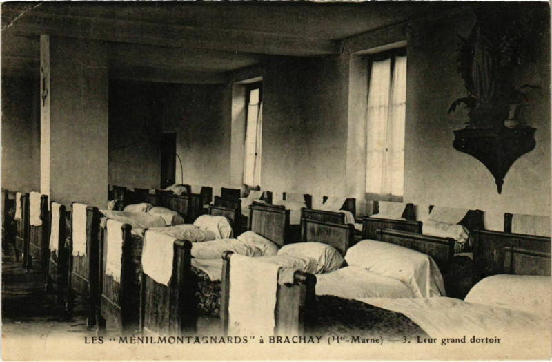 Carte postale ancienne Brachay - Leur grand dortoir à Brachay