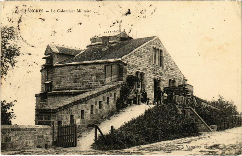 Carte postale ancienne Langres - Le Colombier Militaire à Langres