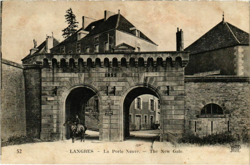 Carte postale ancienne Langres - La Porte Neuve à Langres