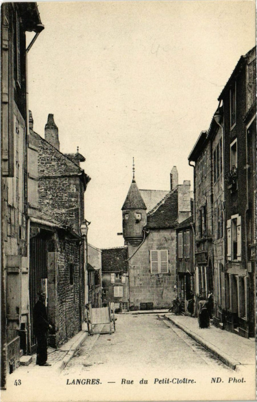 Carte postale ancienne Langres - Rue du Petit-Cloitre à Langres