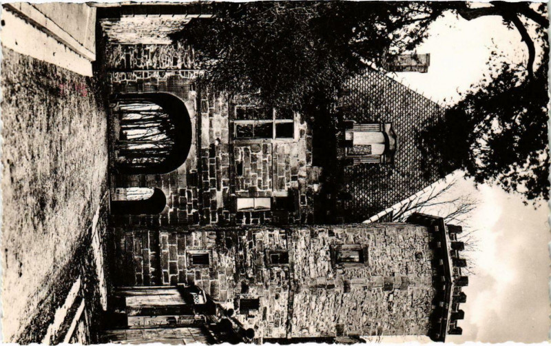 Carte postale ancienne Bourbonne-les-Bains - Le Donjon à Bourbonne-les-Bains