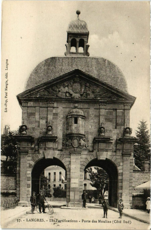 Carte postale ancienne Langres - Les Fortifications à Langres