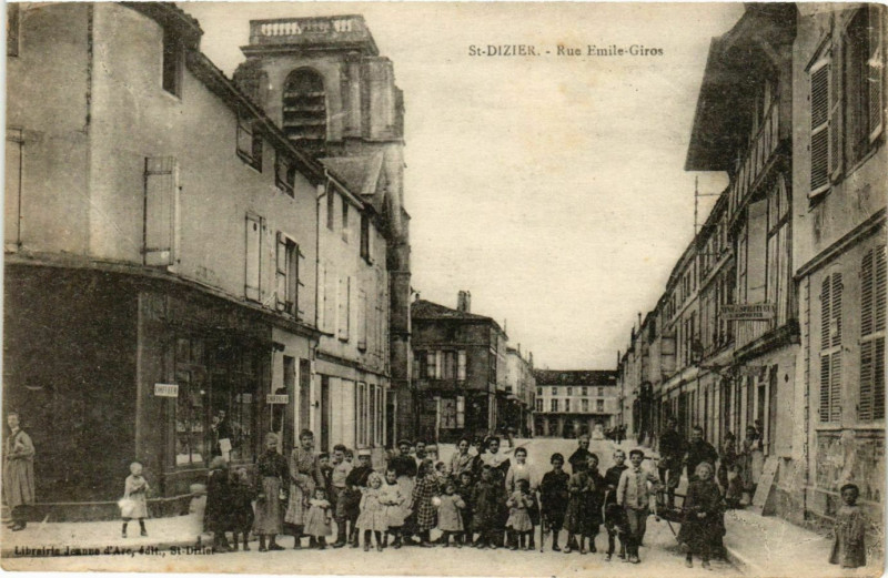 Carte postale ancienne Saint-Dizier Rue Emile-Giros à Saint-Dizier