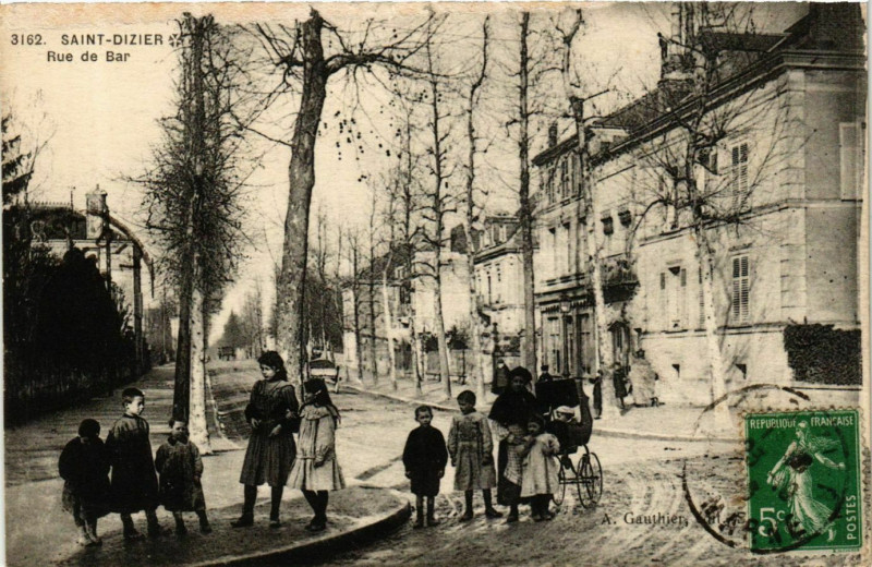 Carte postale ancienne Saint-Dizier Rue de Bar à Saint-Dizier