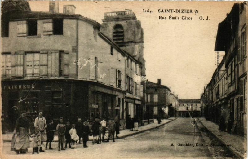 Carte postale ancienne Saint-Dizier Rue Emile-Giros à Saint-Dizier
