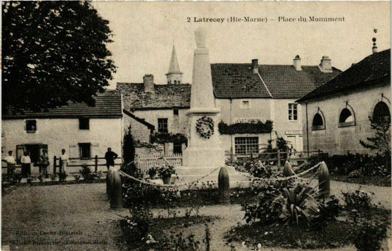 Carte postale ancienne Latrecey Place du Monument